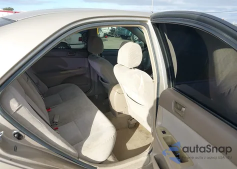 2004 Toyota Camry Le z USA, uszkodzony, nr VIN 4T1BE32K04U861053